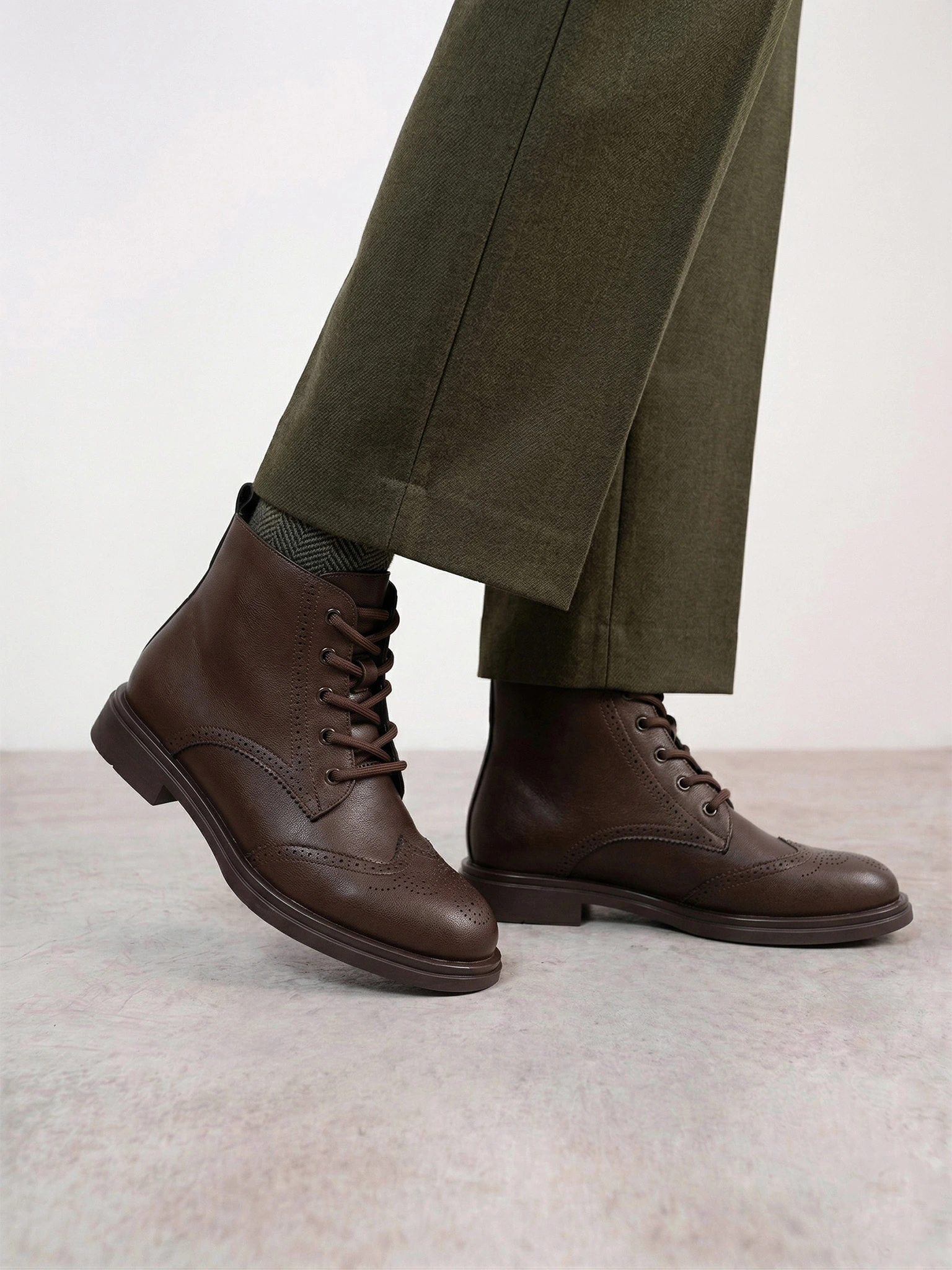 Ботинки-дерби коричневого цвета с декоративной перфорацией из натуральной кожи